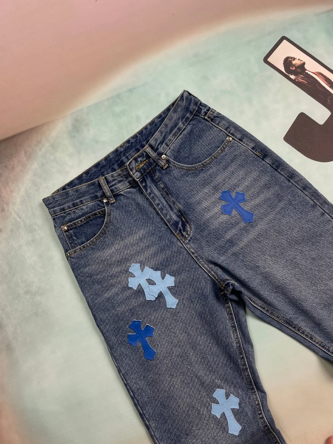 🅿️240 🔘Style No.-KL156 🔘Croline Heart𝐂𝐡𝐫𝐨𝐦𝐞 𝐇𝐞𝐚𝐫𝐭 Classic CH Blue Cross Patch Leather Jeans* These Cronic Heart Jeans show a luxurious and trendy style. High-quality denim is selected and undergoes complex washing processes to present natural gradient colors and retro textures. The iconic blue cross pattern is made of leather patches with exquisite cutting technology, and then finely sewn on the trousers by craftsmen, which is strong and delicate. The straight fit flatters your legs and is comfortable to wear. Pair it with a simple white T-shirt and white shoes to create a fresh and casual style; wear it with a black leather jacket and Martin boots to instantly transform into a cool and handsome punk style; combine it with a simple solid color shirt and loafers to create a sophisticated urban style and easily manage various occasions.  Size: S M L XL (28.30.32.34) Color: Blue